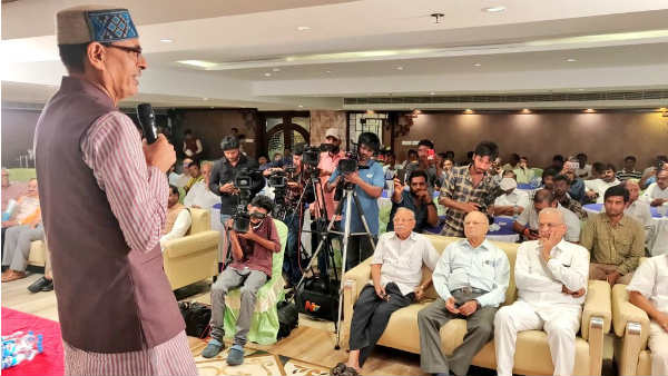 Former MP CM Shivraj Singh Chouhan washes the feet of Jan Sangh workers Former MP CM Shivraj Singh Chouhan washes the feet of Jan Sangh workers