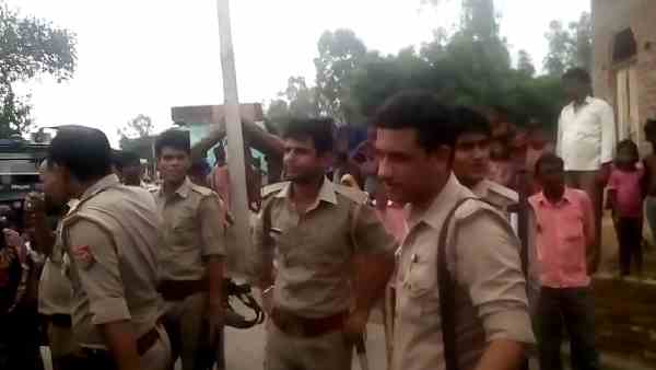 गांववालों ने घेरकर पीट दिया