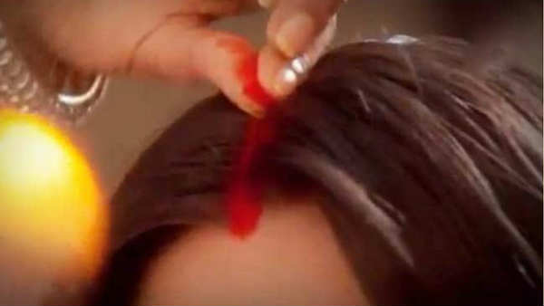 गेस्ट हाउस के रूम में खून से भरा गर्लफ्रेंड की मांग, खींची सेल्फी और मार डाला, किया आत्महत्या गेस्ट हाउस के रूम में खून से भरा गर्लफ्रेंड की मांग, खींची सेल्फी और मार डाला, किया आत्महत्या
