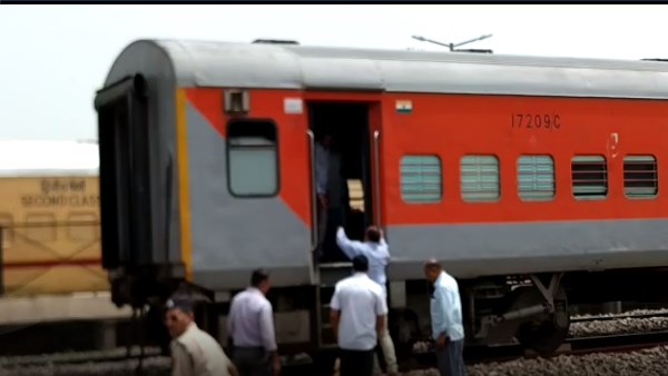 सिपाही ने देखा संदिग्ध बैग