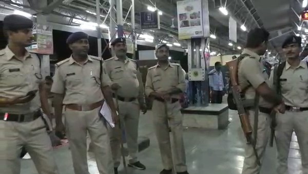 stone throwing on Chitrakoot Express passengers injured stone throwing on Chitrakoot Express passengers injured