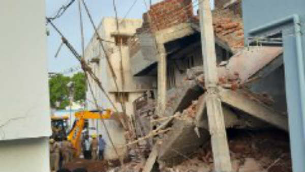 मदुरै में निर्माणाधीन बिल्डिंग गिरा, कई लोगों के दबे होने की आशंका मदुरै में निर्माणाधीन बिल्डिंग गिरा, कई लोगों के दबे होने की आशंका