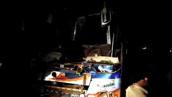 banyan tree fallen on the tourist bus, two dead banyan tree fallen on the tourist bus, two dead