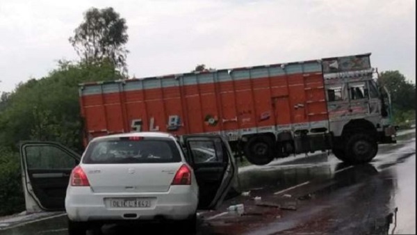 सपा नेता के भाई का है कार को टक्कर मारने वाला ट्रक