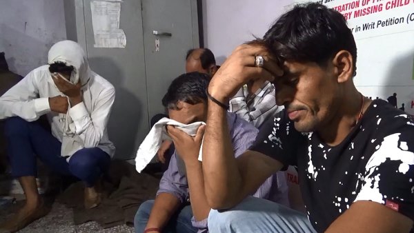 लड़कियों को ऑनलाइन बुक किया जाता था