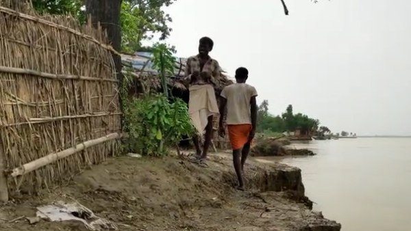 villagers start migrating after water level increase of ghaghara river villagers start migrating after water level increase of ghaghara river