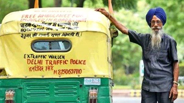 थक-हारकर ठेले पर मां को अस्पताल ले गया युवक