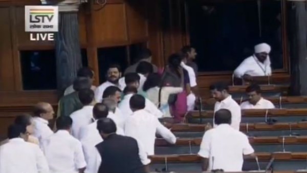 कांग्रेस और डीएमके ने किया वाकआउट