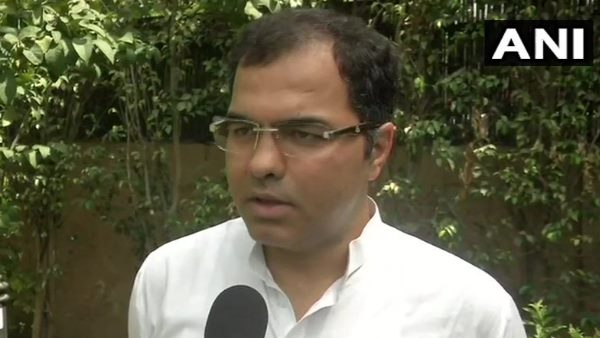 प्रवेश वर्मा पर ना मिलने का आरोप