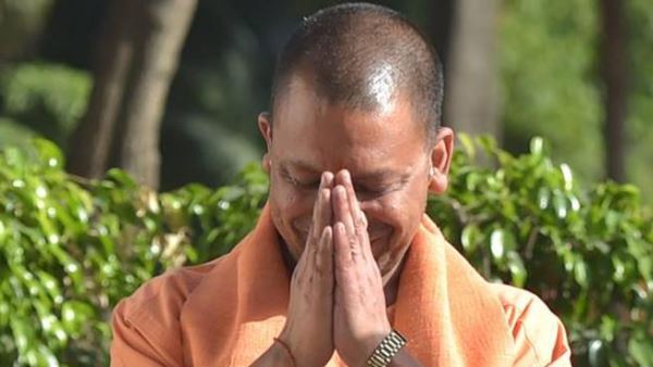 cm yogi adityanath offers 2.5 kg gold crown to lord hanuman cm yogi adityanath offers 2.5 kg gold crown to lord hanuman
