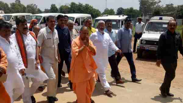 सीएम योगी ने की पीड़ित परिजनों से मुलाकात
