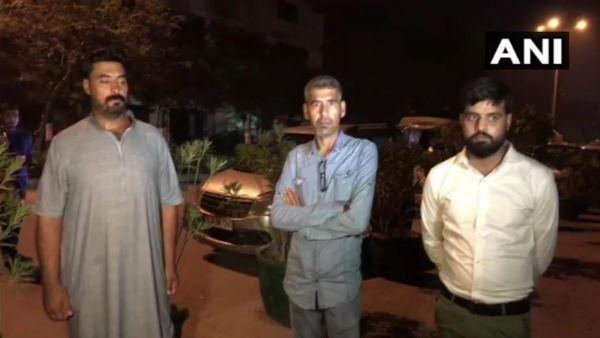 noida: 2 iraqi people got looted by men claimed to be police noida: 2 iraqi people got looted by men claimed to be police