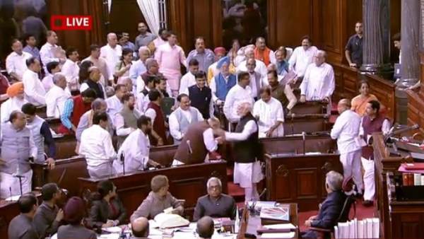 शाह की सीट पर पहुंच दी बधाई