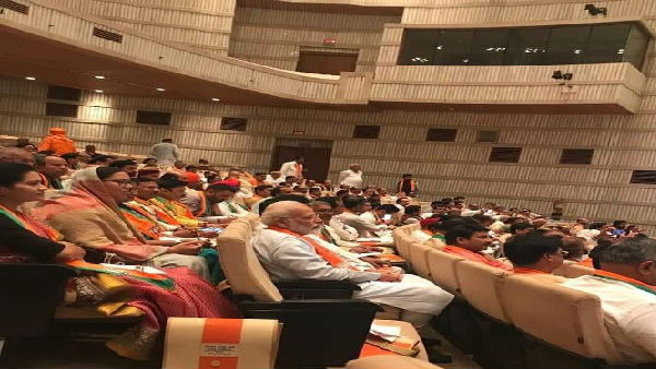 सांसदों के साथ पीछे की कतार में बैठे पीएम मोदी