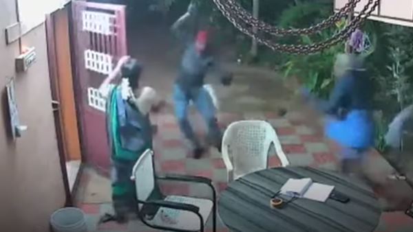 tamil nadu chief minister gave bravery award to elderly couple who fought with robbers tamil nadu chief minister gave bravery award to elderly couple who fought with robbers