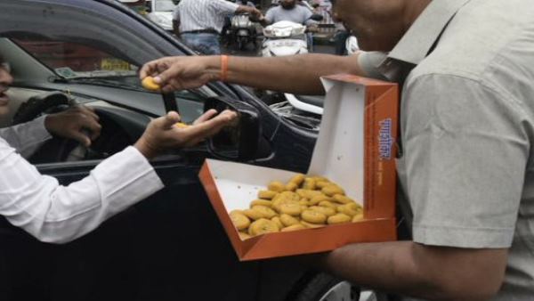 लोग बांट रहे मिठाईयां