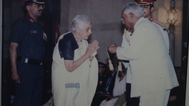 LIEUTENANT VIJAYANT THAPARS FAMILY LIEUTENANT VIJAYANT THAPARS FAMILY