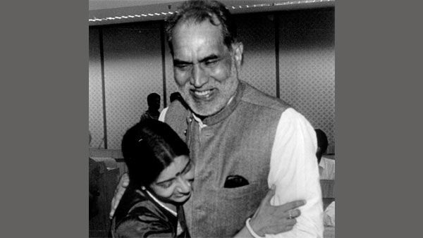 13 जुलाई 1973 से स्वराज कौशल से किया प्रेम विवाह
