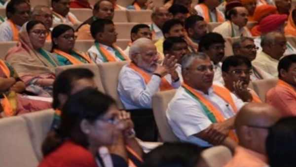 आखिर क्यों पीछे की सीट पर बैठे पीएम मोदी