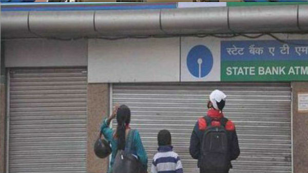 खर्च घटाने के लिए बैंक ब्रांचों पर लग रहे हैं ताले