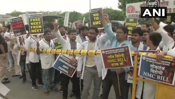 NMC बिल को लेकर 4 दिन से चल रही डॉक्टरों की हड़ताल खत्म NMC बिल को लेकर 4 दिन से चल रही डॉक्टरों की हड़ताल खत्म