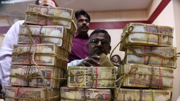 1 crore worth Rs. 500 and 1000 old notes seized by gujarat police 1 crore worth Rs. 500 and 1000 old notes seized by gujarat police