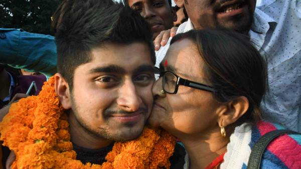 कौन हैं दीपक ठाकुर