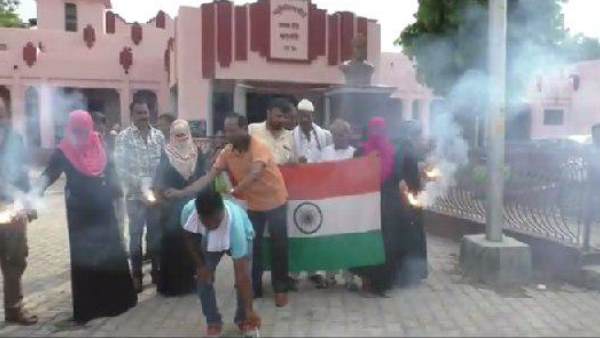 muslim women distribute sweets and dance after article 370 scrapped muslim women distribute sweets and dance after article 370 scrapped