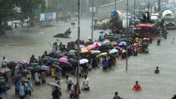 सड़क और रेल यातायात बुरी तरह से प्रभावित