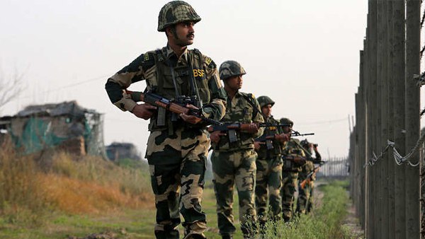 भारत में घुस रहे 26 बांग्लादेशियों को BSF ने पकड़ा भारत में घुस रहे 26 बांग्लादेशियों को BSF ने पकड़ा