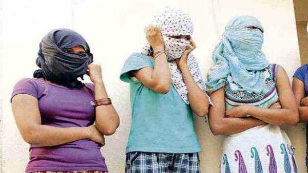 call girls found inside the room when police raided call girls found inside the room when police raided