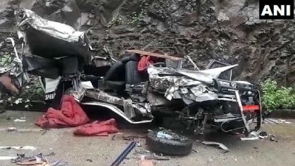 मध्यप्रदेश: जीप और बस में भीषण टक्कर, 4 की मौत, 10 घायल मध्यप्रदेश: जीप और बस में भीषण टक्कर, 4 की मौत, 10 घायल