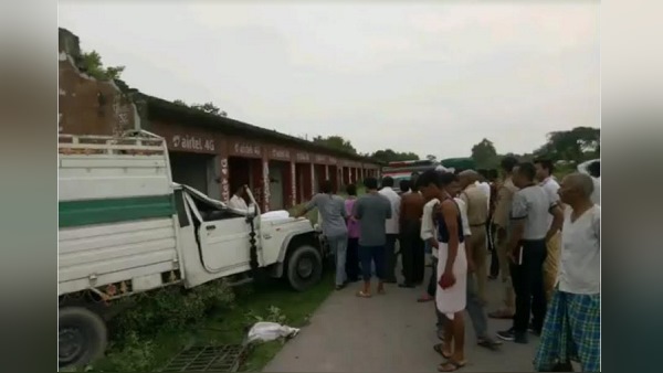 सड़क किनारे खड़े खँडहर में जा घुसी पिकअप