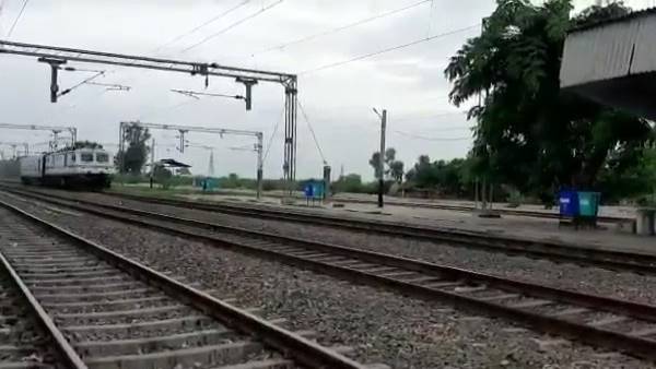 Railways manufactured a high speed locomotive, who achieving a top speed of 180 km hr Railways manufactured a high speed locomotive, who achieving a top speed of 180 km hr