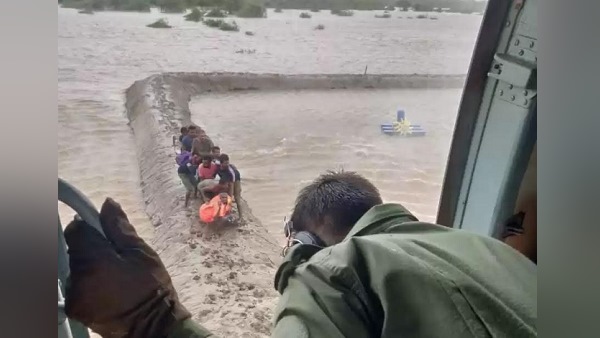 एमआई-17 हेलीकॉप्टर से किया जा रहा रेस्क्यू