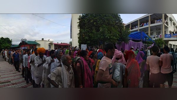 पानी की बोतल 100 रुपये में मिल रही