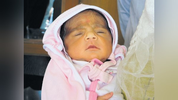 पति के कहने पर चित्रा ने बच्ची को दूध
