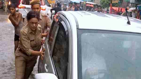 क्षतिग्रस्त कार को धकेला