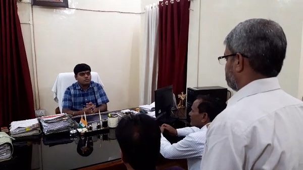 1 वर्ष से वेंटिलेटर पर मौत की जंग लड़ रहा