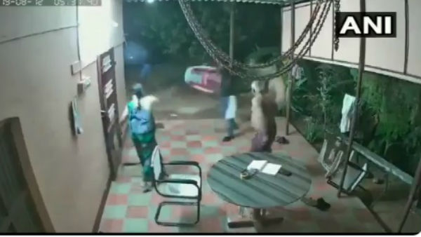 हमलावर का डटकर सामना किया