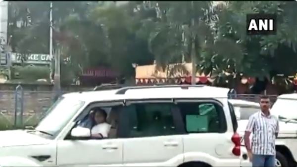 West Bengal CM Mamata Banerjee stopped her convoy allow movement of cars West Bengal CM Mamata Banerjee stopped her convoy allow movement of cars