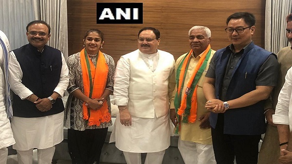 commonwealth games gold medalist Wrestler Babita Phogat joins BJP commonwealth games gold medalist Wrestler Babita Phogat joins BJP