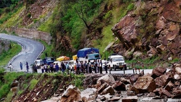 uttarakhand: boulder fell on bus on badrinath highway, 5 died uttarakhand: boulder fell on bus on badrinath highway, 5 died