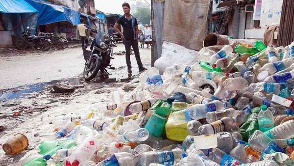 प्लास्टिक निर्माताओं, विक्रेताओं और उपभोक्ताओं पर कार्रवाई शुरू