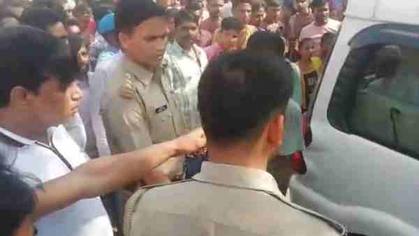 Mob lynching with Delhi Police in Bareilly Mob lynching with Delhi Police in Bareilly