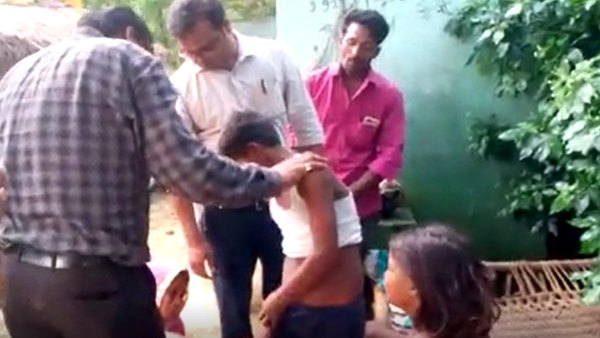 पीपल के पेड़ के नीचे जलाया दीपक