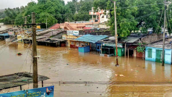 बाढ़ में घर से निकलने की थी चुनौती