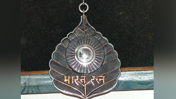 सरकारी सेवाओं में मिलती हैं सुविधाएं