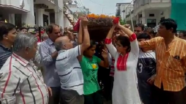 Daughters perform last rites of father in Bhilwara Daughters perform last rites of father in Bhilwara