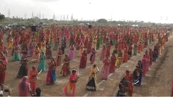 महिलाओं के हाथों में चमचमा रही थीं तलवारें